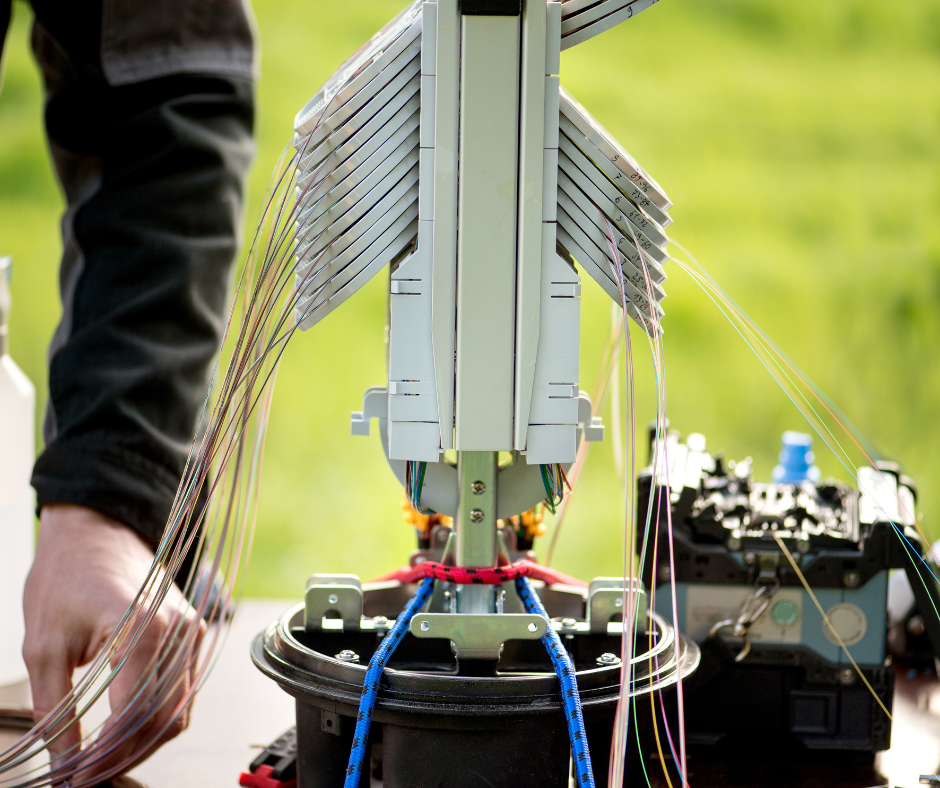 Close-up of fusion splicing tray with optical fibers – demonstrating S&S Solutions GmbH’s high-quality fiber splicing services for FTTH networks